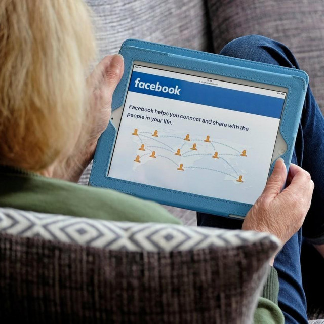 Korisnica Facebooka; ilustracija
