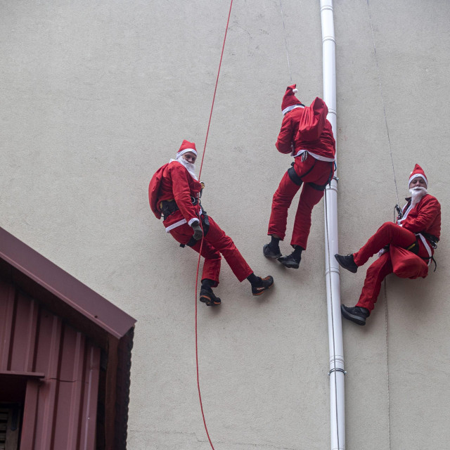 Djedovi Božićnjaci alpinisti
