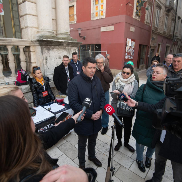 Nikola Grmoja ispred štanda na kojem se prikupljaju potpisi za referendum o Izmjeni zakona o zastiti pučanstva od zaraznih bolesti
