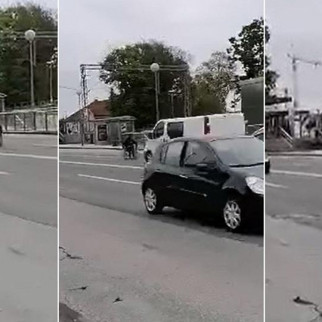 Muškarac u invalidskim kolicima prelazi Aleju Bologne
