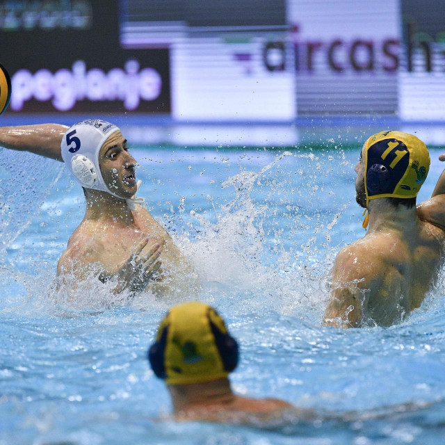 Maro Joković s loptom
