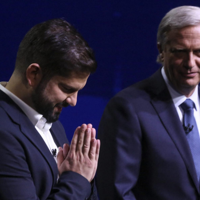 Gabriel Boric (L) i Jose Antonio Kast (D)
