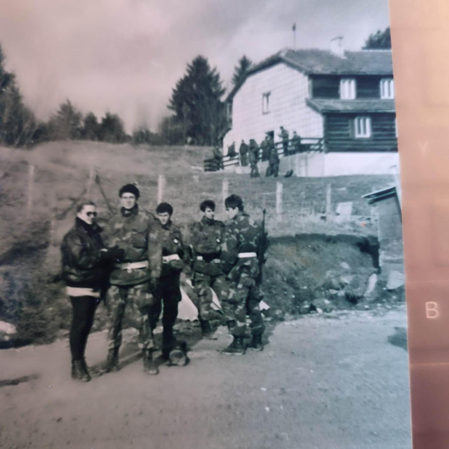 Novinarka Jutarnjeg s pripadnicima Armije BiH
