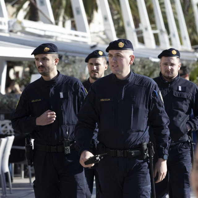 Policija je kod četiri privedene osobe pronašla 13 pirotehničkih stredstava te im je iste oduzela
