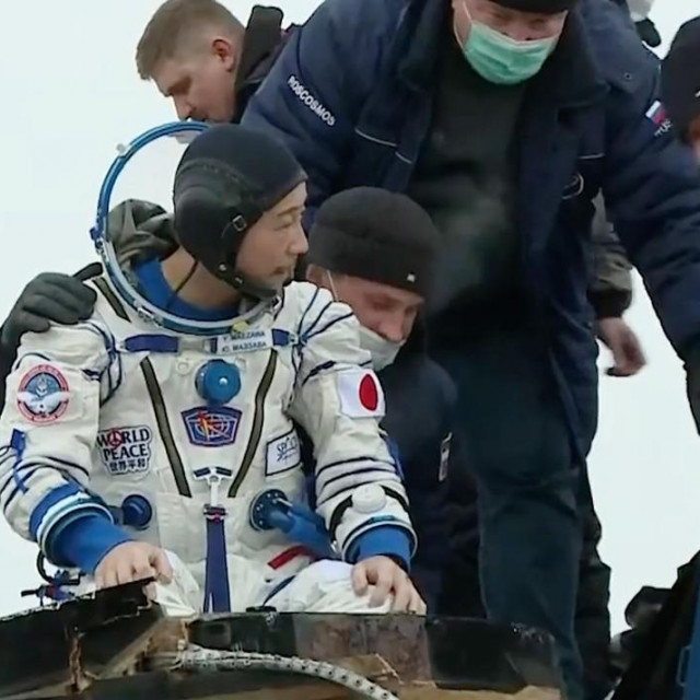 Yusaku Maezawa izlazi iz svemirskog broda.
