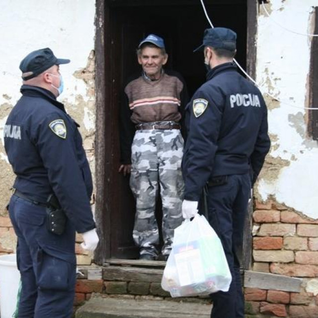 Policajci iz Vrpolja pomažu
