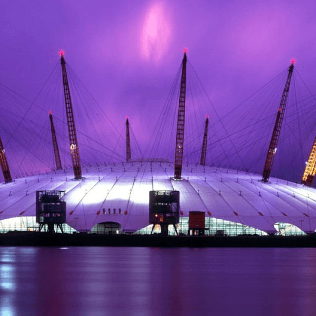 Djela koja potpisuje Richard Rogers: Millennium Dome u Londonu, Centar Pompidou u Parizu, National Assembly for Wales, zgrada Europskog suda za ljudska prava u Strasbourgu, zgrada osiguravajuće tvrtke Lloyd's u Londonu. Na šestoj fotografiji - Lord Richard Rogers

