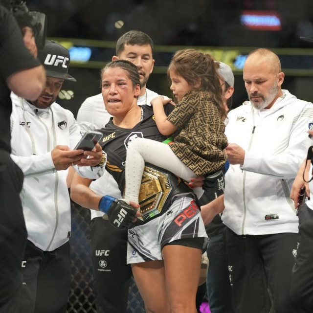 Julianna Pena s timom i obitelji
