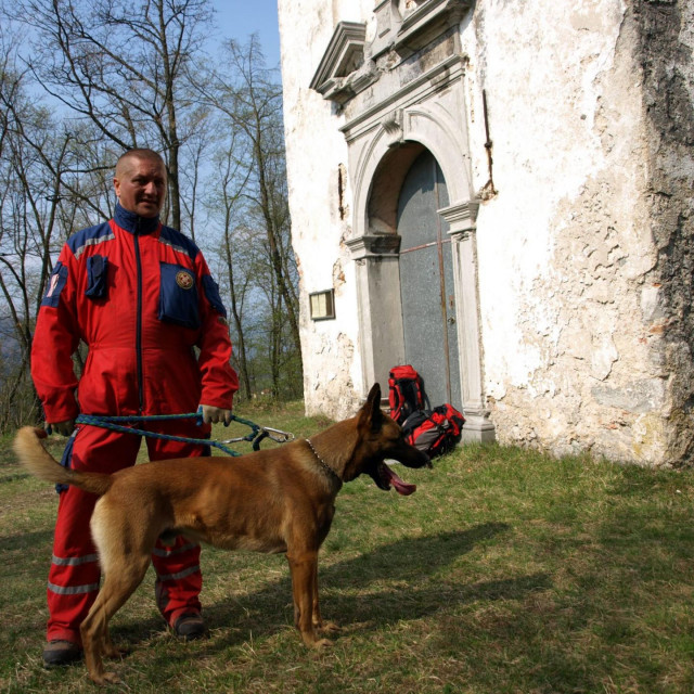 Pas Scooby i njegov skrbnik
