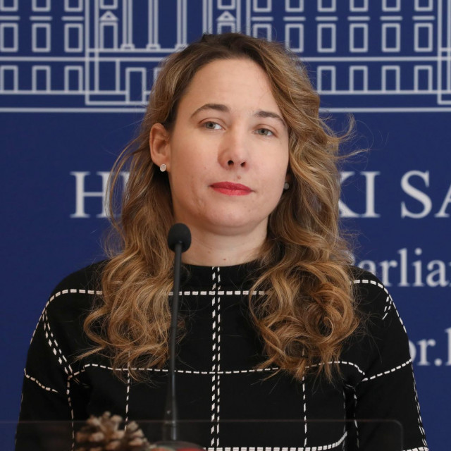 ”U Švicarskoj, primjerice, covid potvrdu dobivate i testom na antitijela, možete ju dobiti na 3 mjeseca ako imate odgovarajući broj antitijela, što se kod nas smatra neznanstvenim”, rekla je Selak Raspudić
