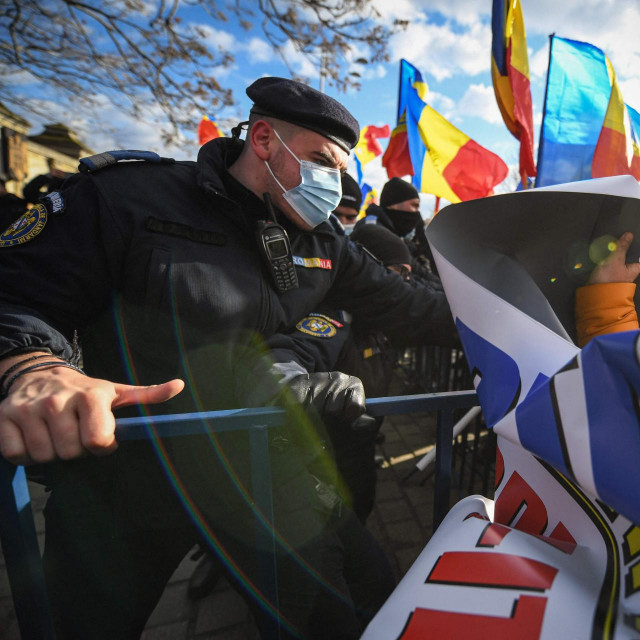 Prosvjednici pokušavaju ući u zgradu parlamenta

