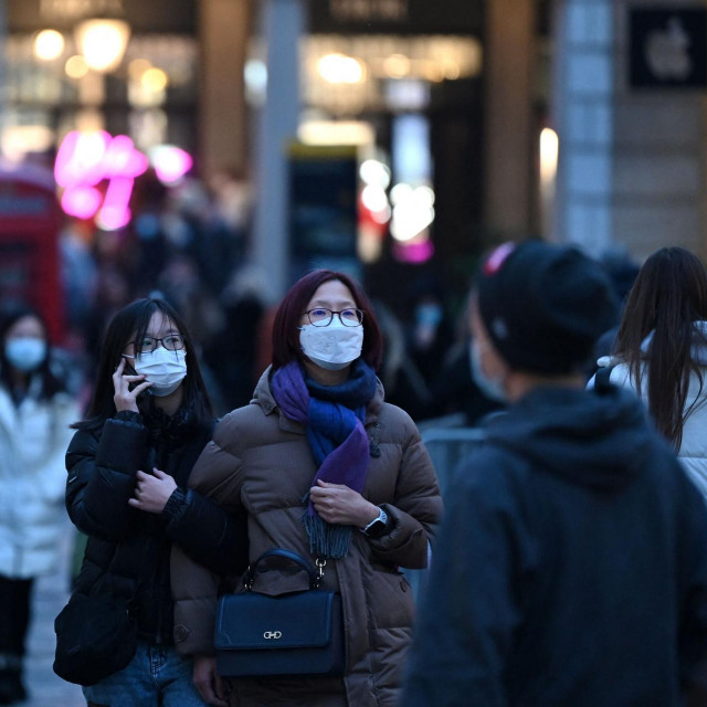 Velika Britanija je izvijestila o rekordnim razinama novih slučajeva covida-19 tijekom prošlog tjedna s obzirom da se varijanta koronavirusa omikron brzo širi, a hospitalizacije su također u porastu. Na fotografiji: London
