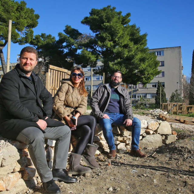 Ravnatelj OŠ Skalice Leo Botica, profesorica likovnog Ana Kaštelan i predsjednik Udruge Permakultura Dalmacija Marin Kanajet
 
