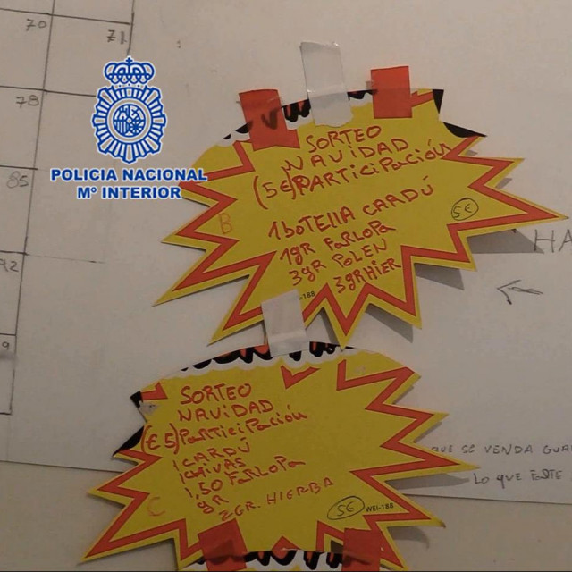 Policajci su na jednom od zidova prostora koji su spomenuti koristili pronašli popis klijenata dilera koji su se natjecali za priliku da osvoje svoju božićnu ”narko košaricu”
