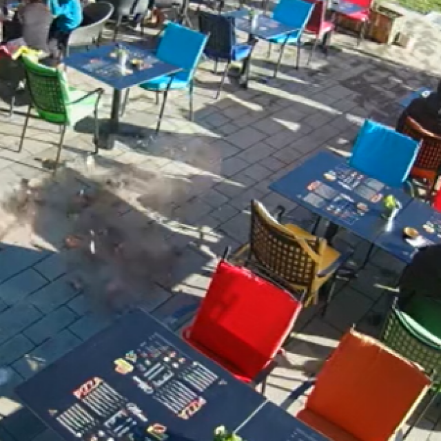 Fasadna ploča pala na terasu kafića
