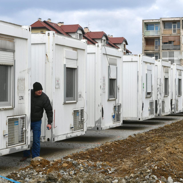 Ilustracija / privremeno kojtejnersko naselje u Petrinji
