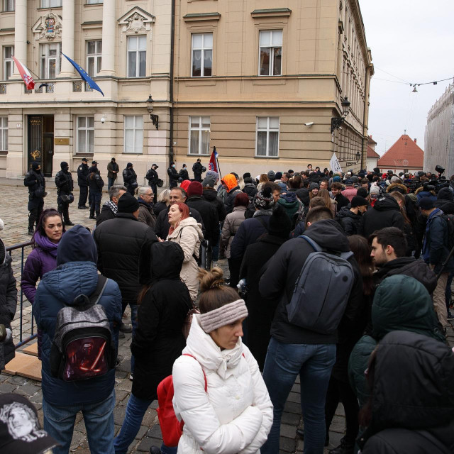 Nekoliko stotina prosvjednika okupilo se uoči sjednice Vlade i zasjedanja Sabora kako bi izrazili nezadovoljstvo izmjenama Zakona o zaštiti pučanstva od zaraznih bolesti
