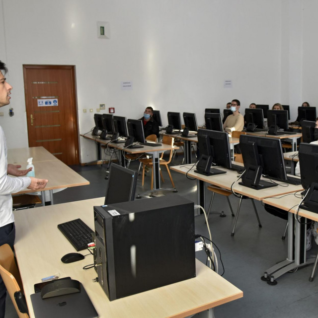Mr.oec.Tomislav Munitic, član udruge Dalmatinski potrosac odrzao je predavanje Smart City na Ekonomskom fakultetu