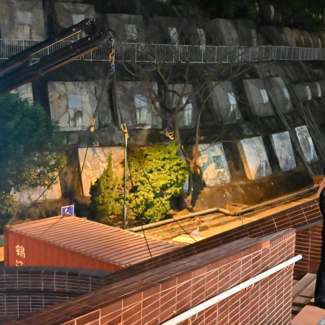 Zaštitari čuvaju skulpturu 'Stup srama'
