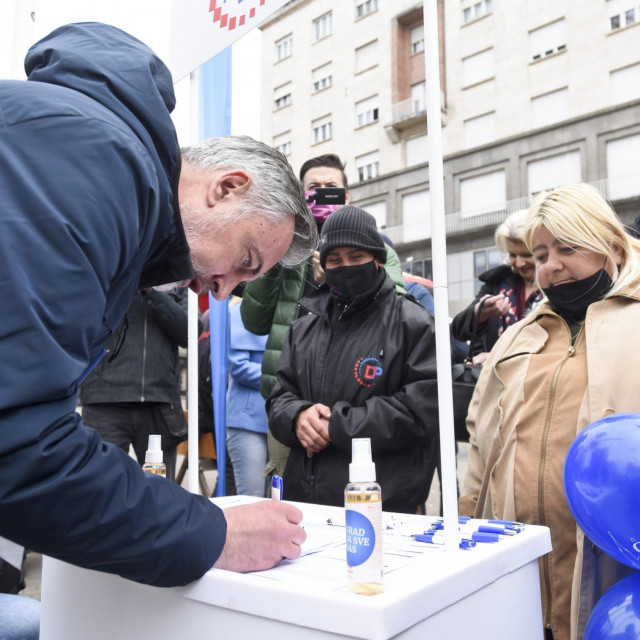 Miroslav Škoro i građani Zagreba na prikupljanju potpisa.
