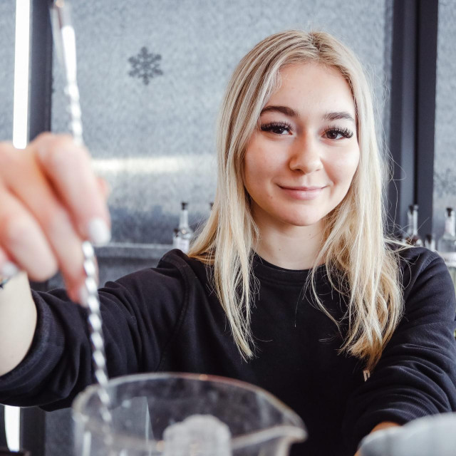 Zagreb, 141221.
Coca Cola, Slavonska avenija.
Tecaj pripreme koktela na Coca Cola akademiji.
Na fotografiji: Emma Dijakovic.