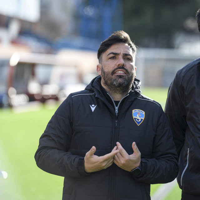 Trener Mario Rosas (Lijevo)
