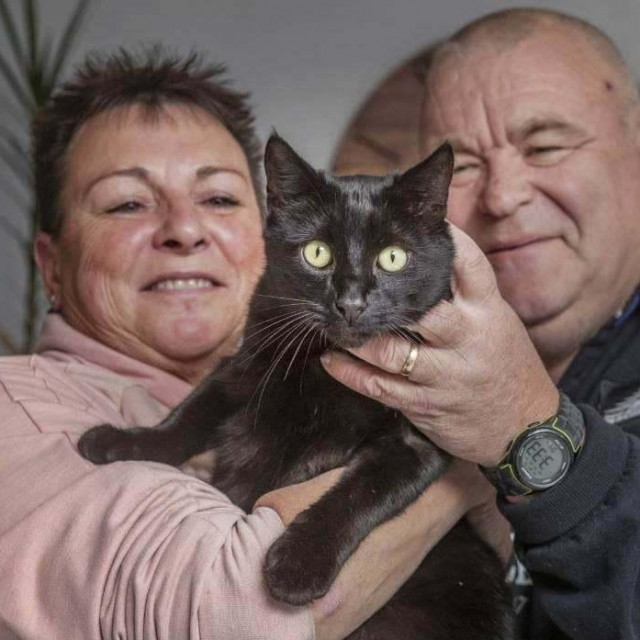 Mačak Keith i njegovi vlasnici
