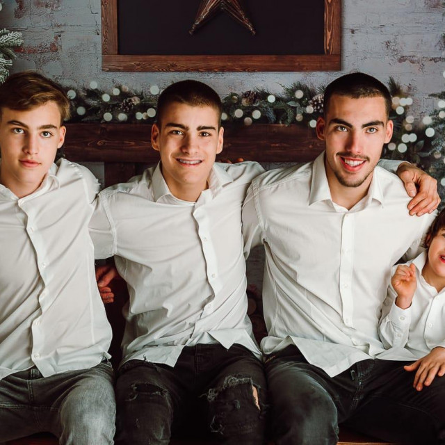 Roko Šimić s mlađom braćom Viktorom (16), Nikolasom (14) i Davidom (6)

