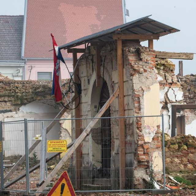 Razrušena Petrinja, u krugu Plenković i Horvat
