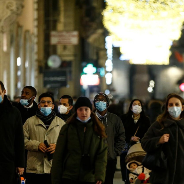 Božićni šoping pod maskama u Rimu.
