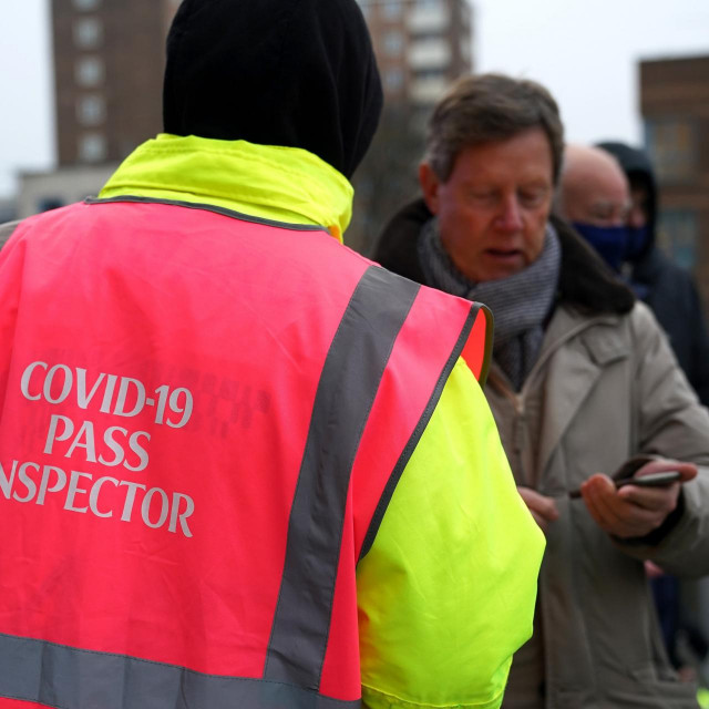 Covid inspektor u Londonu
