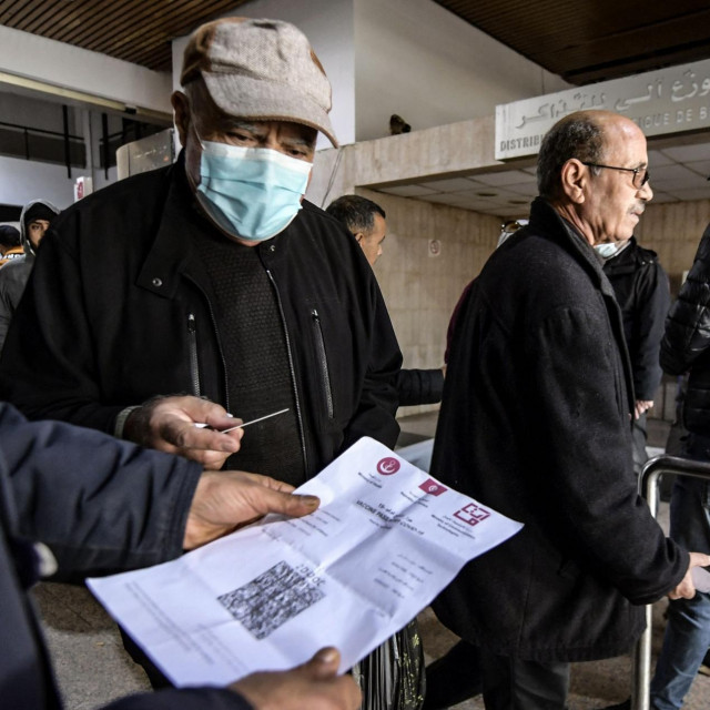 Pregledavanje covid potvrda; ilustracija
