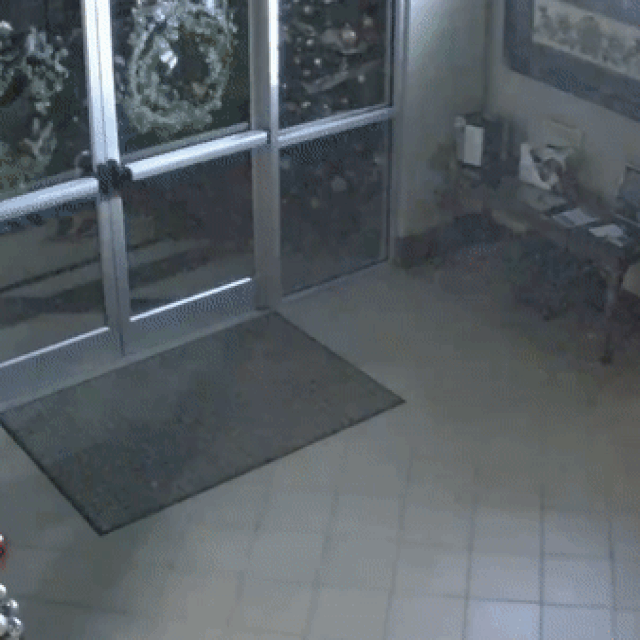 Tornado je u sekundama raznio stakleni zid u milijune dijelova
