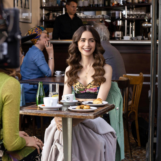 Lily Collins na setu serije ”Emily u Parizu”
