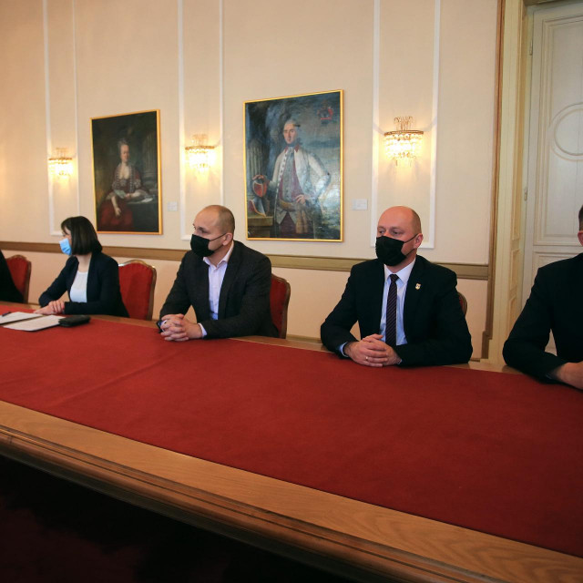 Ministrica Nataša Tramišak, župan Ivan Anušić i gradonačelnik Našica Krešimir Kašuba potpisali su ugovor o financiranju obnove dvorca Pejačević u Našicama