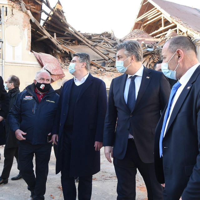 Mario Banožić, Darinko Dumbović, Zoran Milanović, Andrej Plenković i Tomo Medved u Petrinji (29. 12. 2020.)
