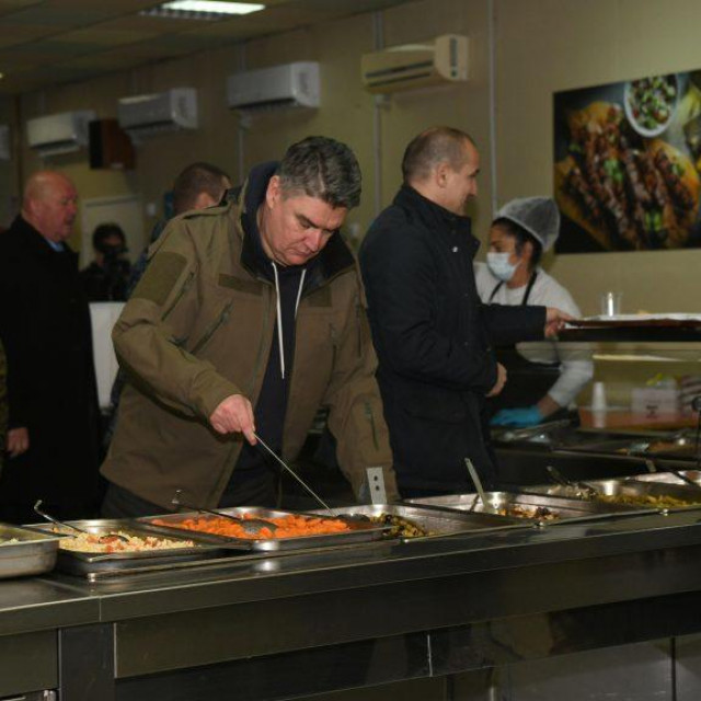 Zoran Milanović jede bakalar
