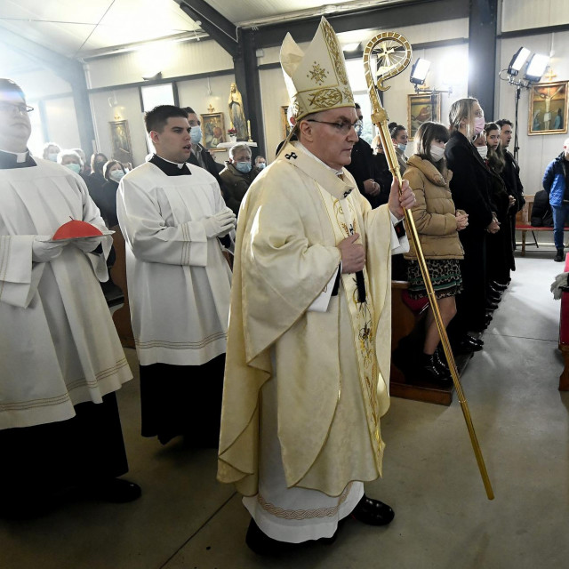 Svečano euharistijsko slavlje svetkovine Božica iz montažne crkve župe Pohoda Blažene Djevice Marije u Čučerju. Misu predvodi zagrebački nadbiskup i kardinal Josip Bozanić
