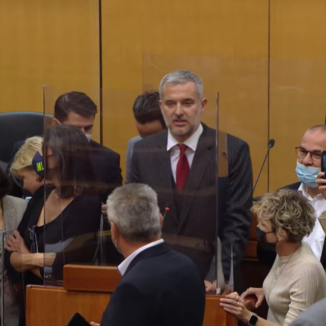 Prizor 'okupacije' saborske govornice od strane oporbenih zastupnika zbog proceduralnih propusta oko imenovanja glavnog ravnatelja HRT-a
