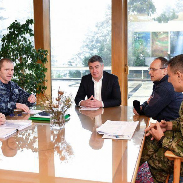 Zoran Milanović tijekom sastanka s Robertom Hranjom, Borisom Šerićem, Ivicom Olujićem te Draganom Lozančićem
