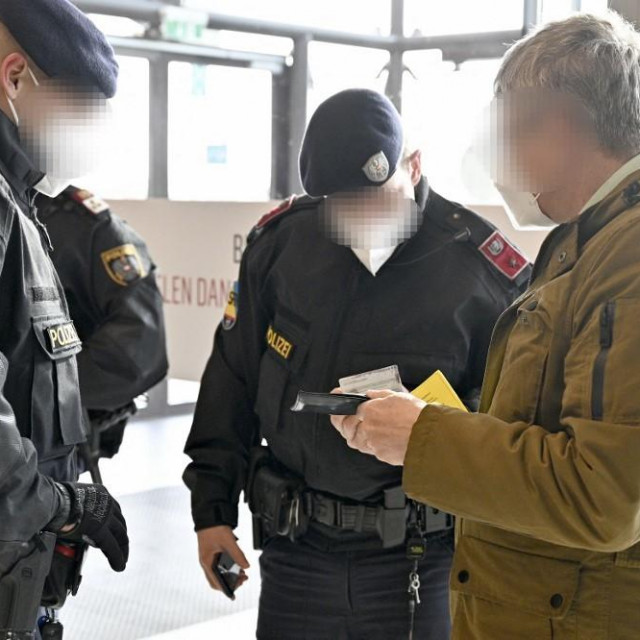 Austrijska policija provjerava covid-potvrdu/Ilustracija
