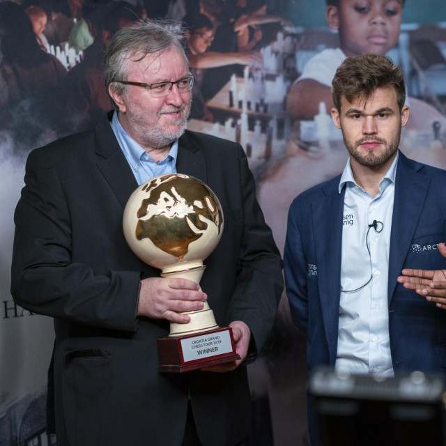 Dražen Klarić (s peharom) u društvu svjetskog prvaka Magnusa Carlsena
