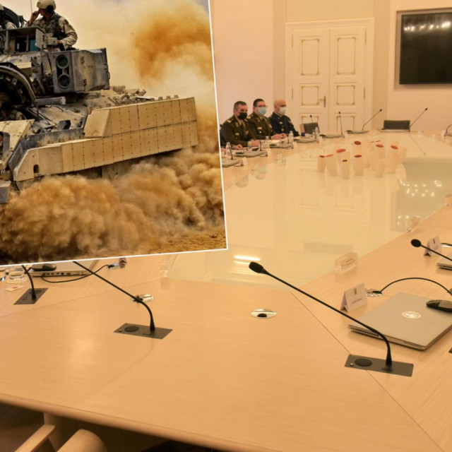 Sastanka premijera i ministara s vojnim vrhom i vozilo Bradley M2A2 lijevo
