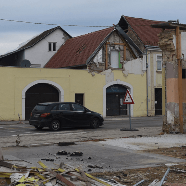 Prizori iz Petrinje, Majskih Poljana, Gline i Siska, godinu dana nakon potresa na Baniji
