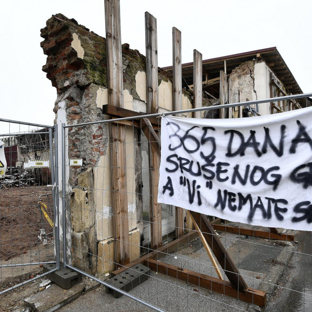 Poruka na ogradi oko ruševine
