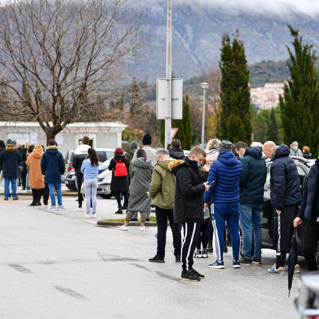 Kontejner za testiranje na Covid na parkiralištu Opće bolnice Dubrovnik
