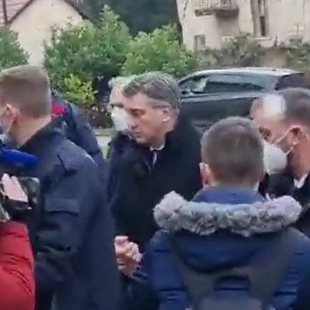 Trenutak kada je gruda snijega poletjela prema premijeru Plenkoviću u Petrinji
