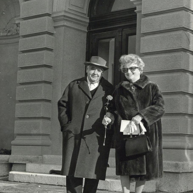 Bela i Miroslav Krleža. Fotografija se može pogledati na izložbi U životu i smrti, crtice iz zajedničkoga života Bele i Miroslava Krleže, a uz koju je danas predstavljena i istoimena knjiga

 

 

