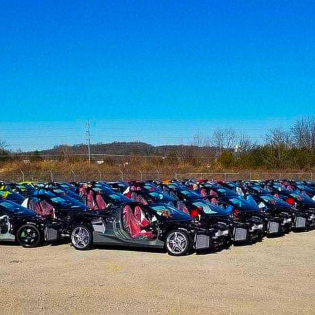 Uništene Corvette C8
