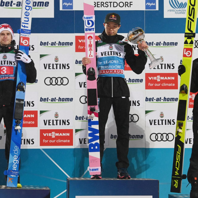 Halvor Egner Granerud, Ryoyu Kobayashi i Robert Johansson
